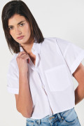Blusa crop unicolor con manga corta y bolsillo