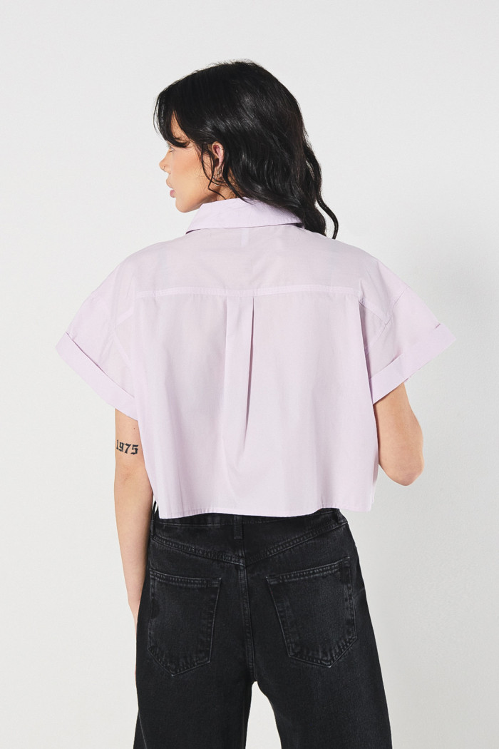 Blusa crop unicolor con manga corta y bolsillo