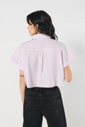 Blusa crop unicolor con manga corta y bolsillo
