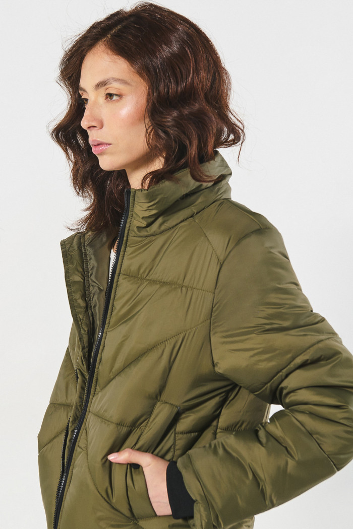 Chaqueta unicolor cuello alto acolchada con bolsillos