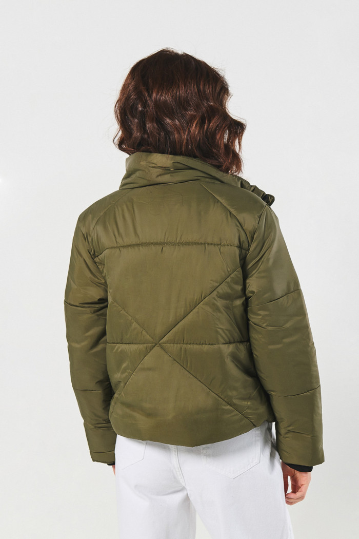 Chaqueta unicolor cuello alto acolchada con bolsillos