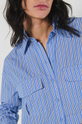 Blusa crop top unicolor oversize con bolsillos de tapa
