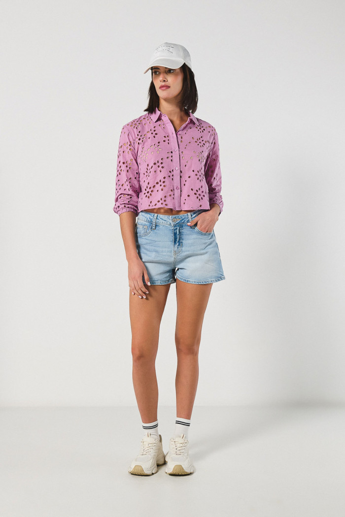Blusa en tela bordada unicolor con botones y manga larga