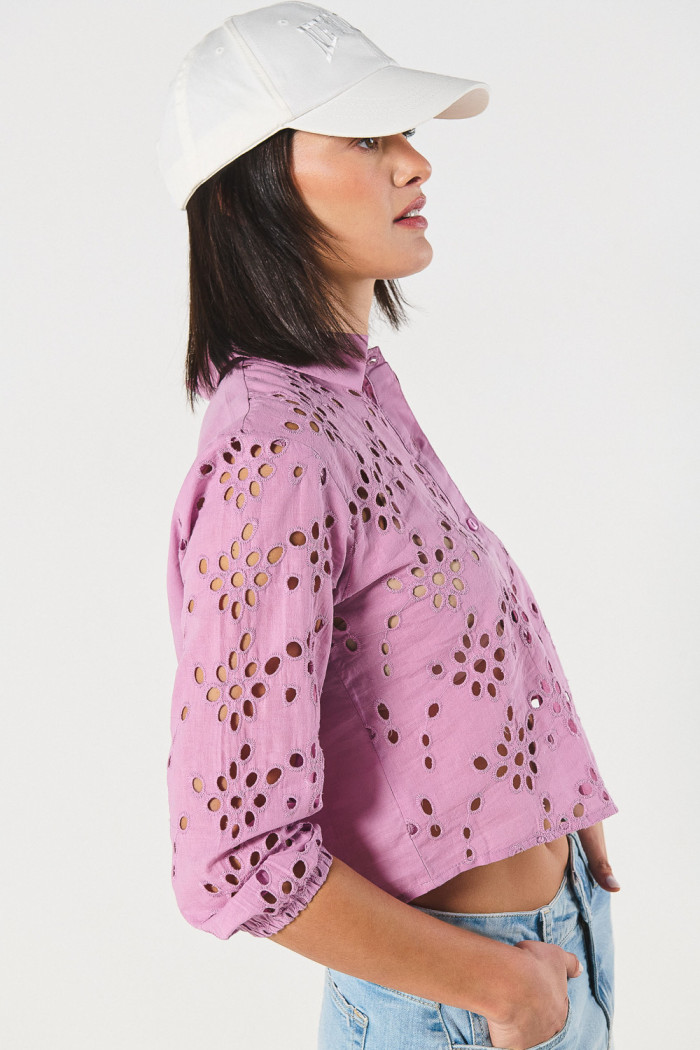 Blusa en tela bordada unicolor con botones y manga larga