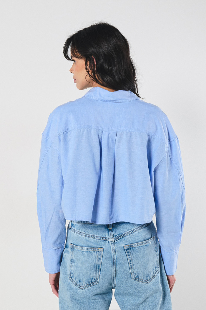 Blusa oversize crop top unicolor con manga larga