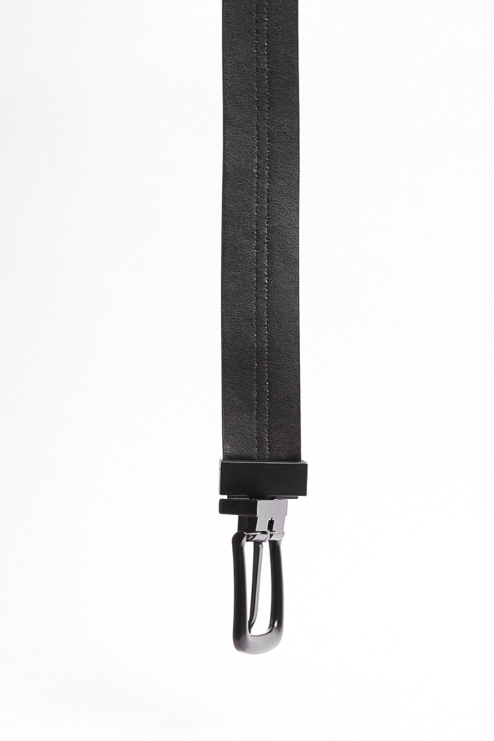 Cinturón negro reversible con hebilla cuadrada y texturas