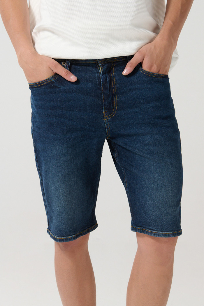 Bermuda en jean slim azul con tiro bajo y costuras visibles