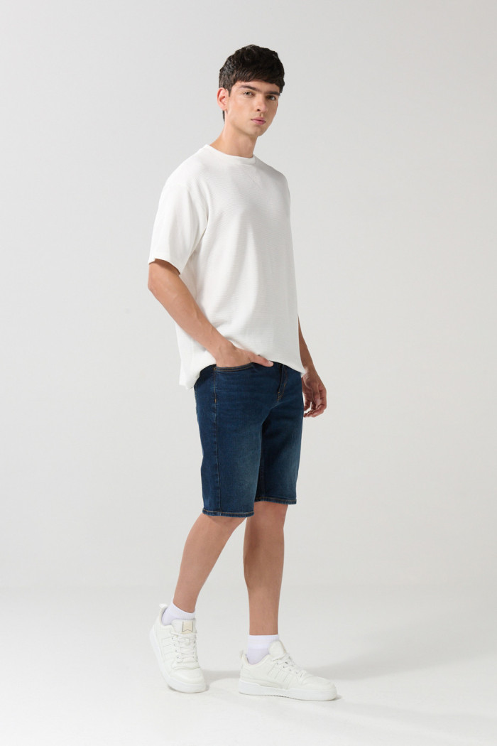 Bermuda en jean slim azul con tiro bajo y costuras visibles