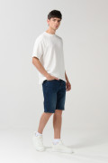 Bermuda en jean slim azul con tiro bajo y costuras visibles