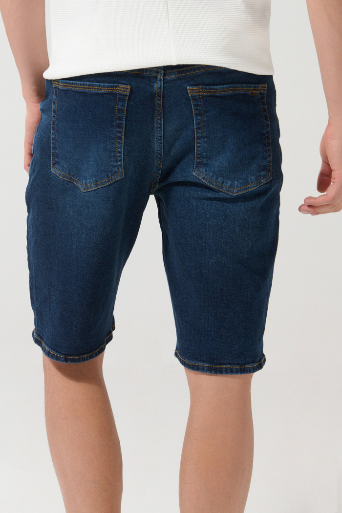 Bermuda en jean slim azul con tiro bajo y costuras visibles