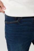 Bermuda en jean slim azul con tiro bajo y costuras visibles