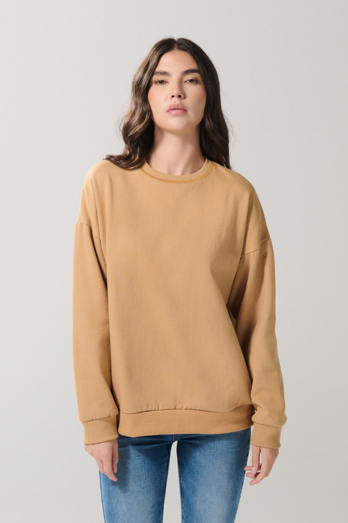 Buzo unicolor cuello redondo oversize con hombro caído