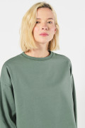 Buzo unicolor cuello redondo oversize con hombro caído