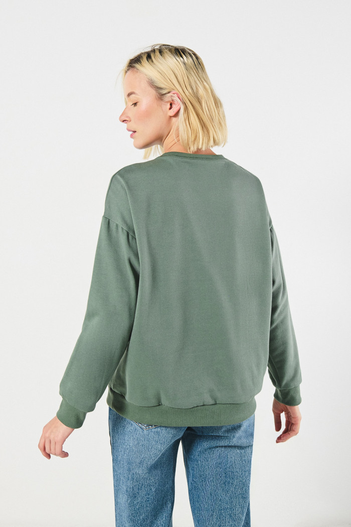 Buzo unicolor cuello redondo oversize con hombro caído