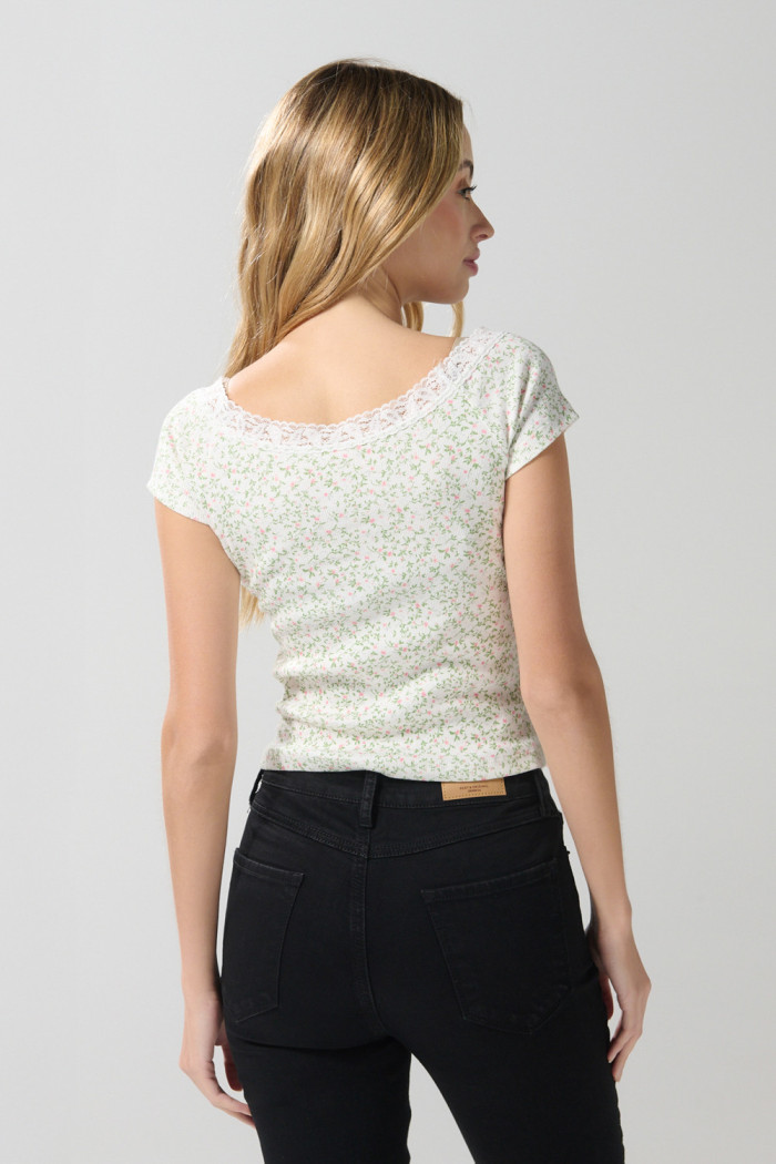 Camiseta crema manga corta con diseños de flores