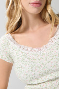 Camiseta crema manga corta con diseños de flores