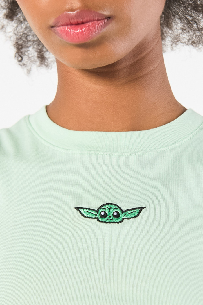 Camiseta verde manga sisa con diseño de The Mandalorian