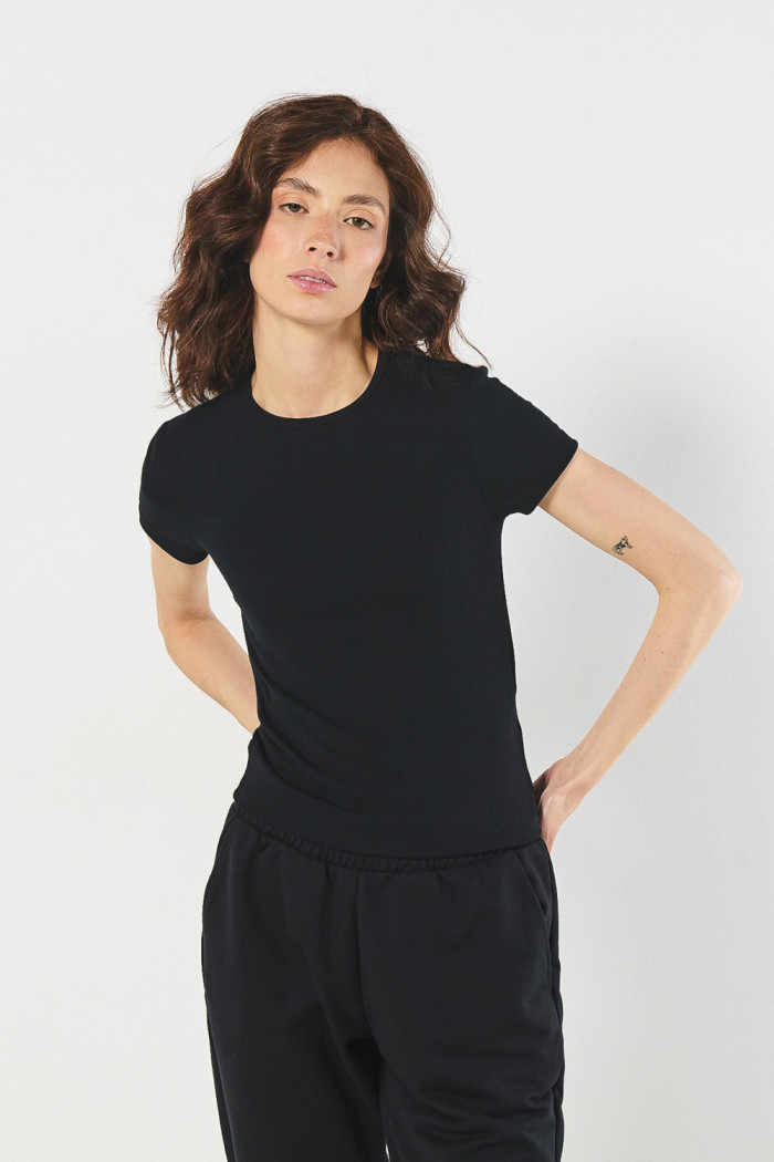 Camiseta en rib negra con manga corta y cuello redondo