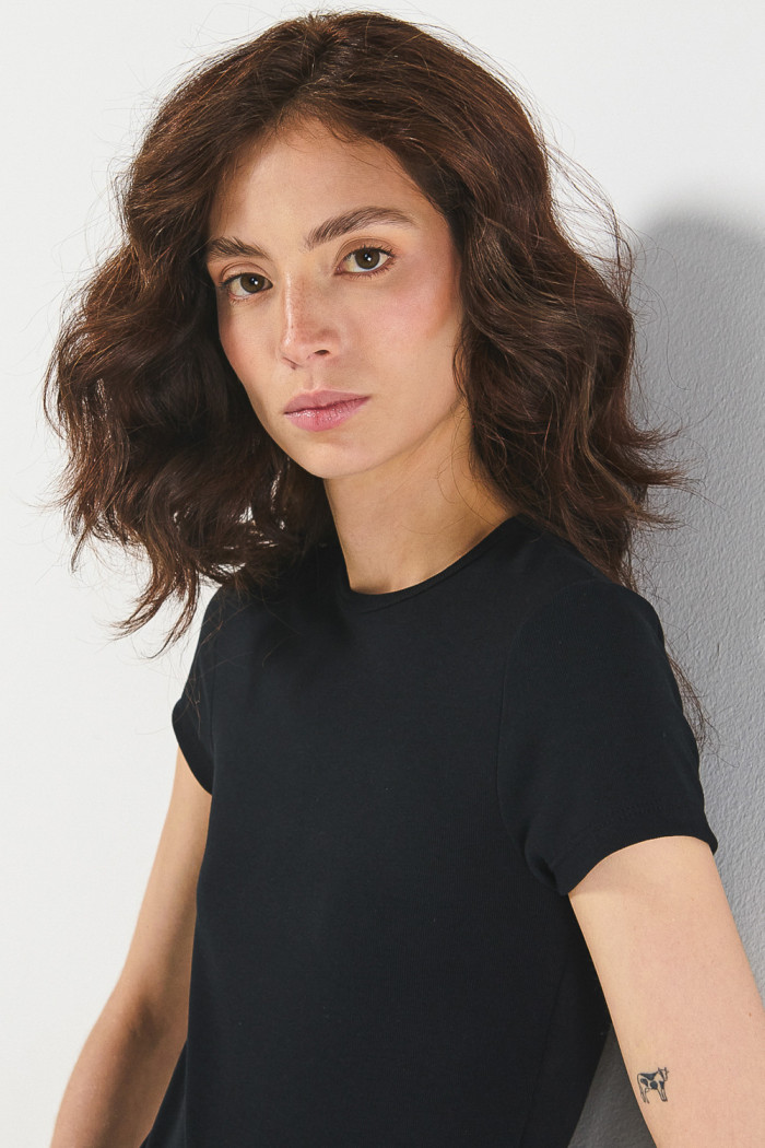 Camiseta en rib negra con manga corta y cuello redondo