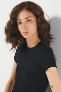 Camiseta en rib negra con manga corta y cuello redondo