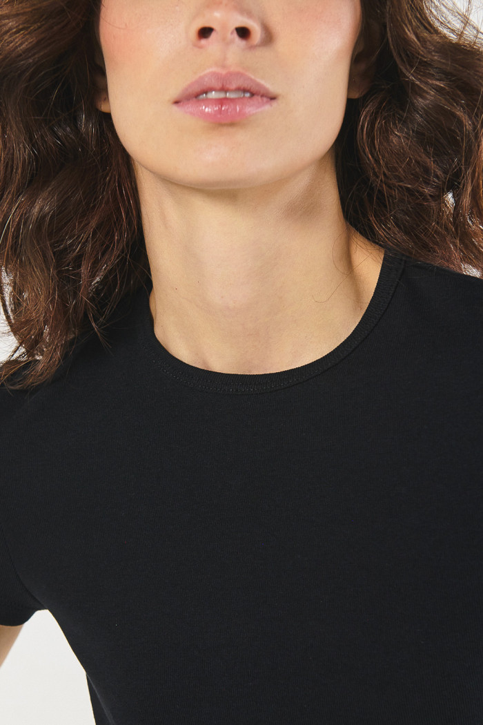 Camiseta en rib negra con manga corta y cuello redondo