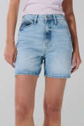 Short en jean azul claro con bolsillos y tiro súper alto
