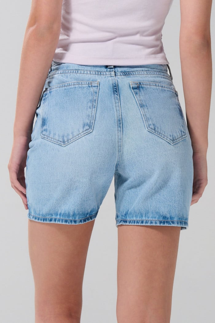 Short en jean azul claro con bolsillos y tiro súper alto