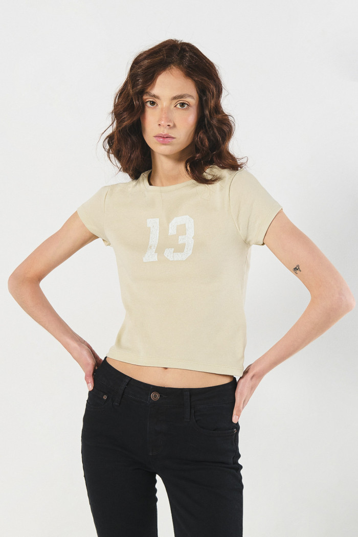 Camiseta kaki cuello redondo con diseño college numérico