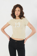 Camiseta kaki cuello redondo con diseño college numérico