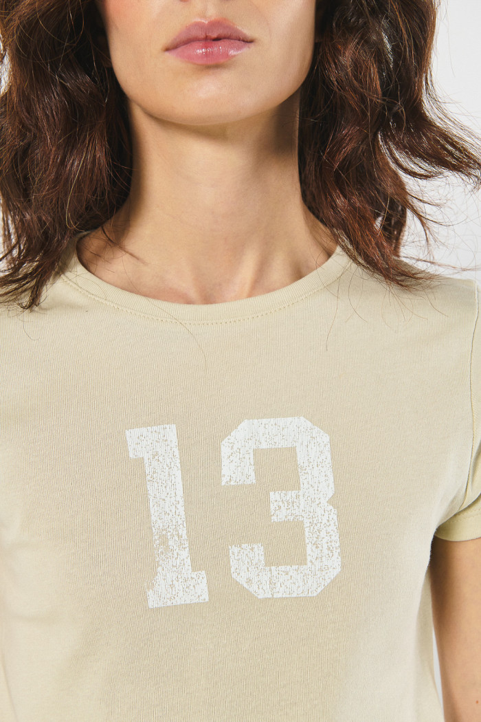 Camiseta kaki cuello redondo con diseño college numérico