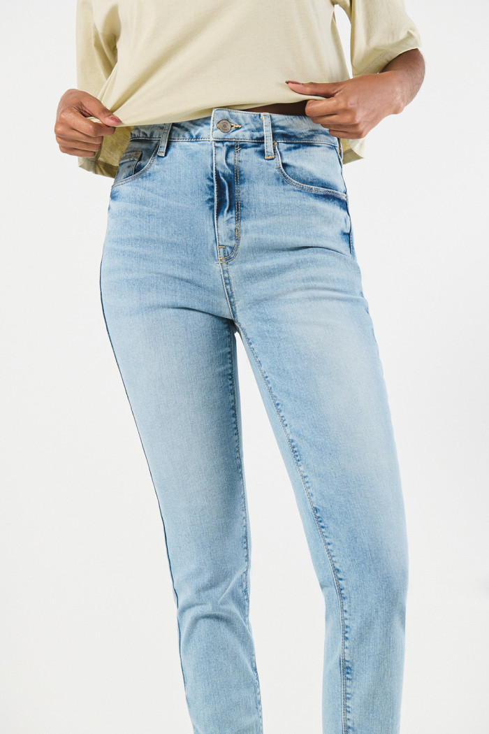 Jean súper tiro alto jegging azul ajustado con bolsillos