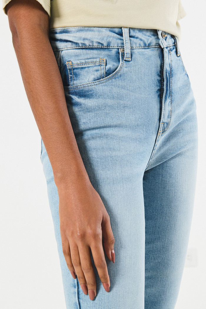 Jean súper tiro alto jegging azul ajustado con bolsillos