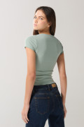 Camiseta manga corta unicolor en rib con texturas
