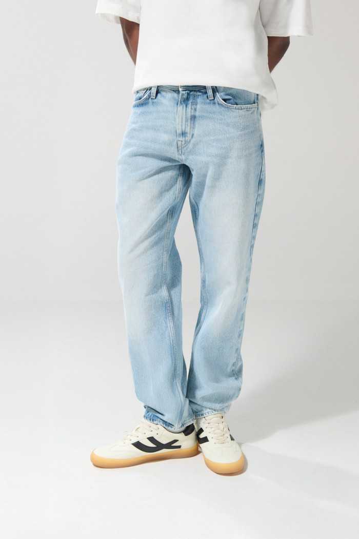 Jean 90´S azul claro con desgastes sutiles y bota recta