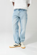Jean 90´S azul claro con desgastes sutiles y bota recta