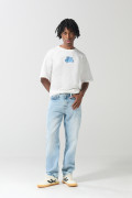 Jean 90´S azul claro con desgastes sutiles y bota recta