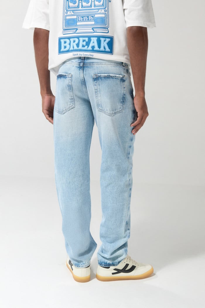Jean 90´S azul claro con desgastes sutiles y bota recta