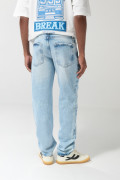 Jean 90´S azul claro con desgastes sutiles y bota recta