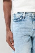 Jean 90´S azul claro con desgastes sutiles y bota recta