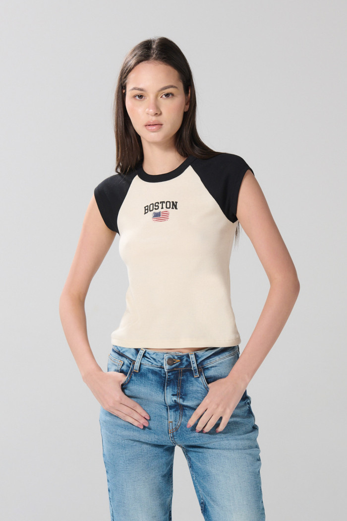 Camiseta crop top kaki college con manga ranglan corta