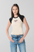 Camiseta crop top kaki college con manga ranglan corta