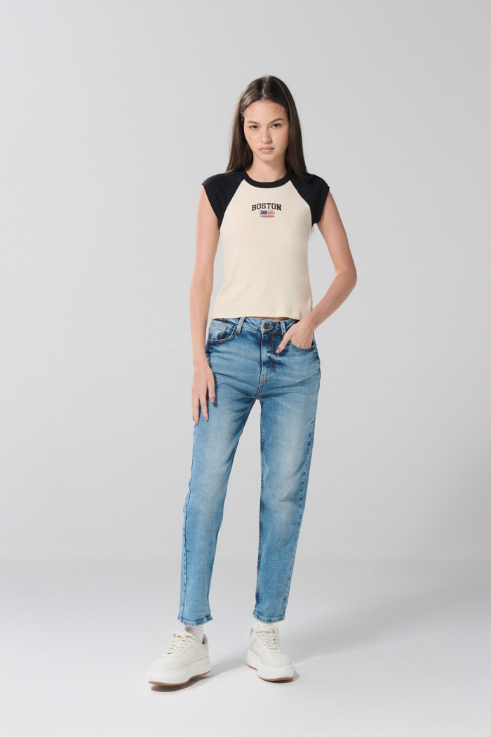 Camiseta crop top kaki college con manga ranglan corta