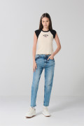 Camiseta crop top kaki college con manga ranglan corta