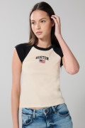 Camiseta crop top kaki college con manga ranglan corta