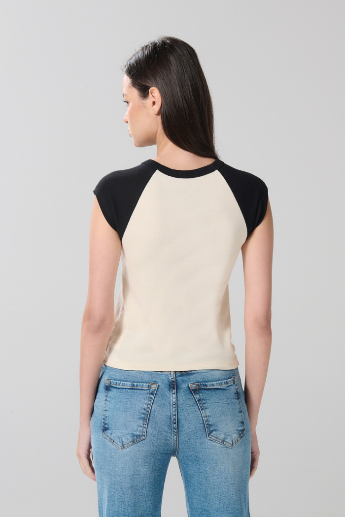 Camiseta crop top kaki college con manga ranglan corta