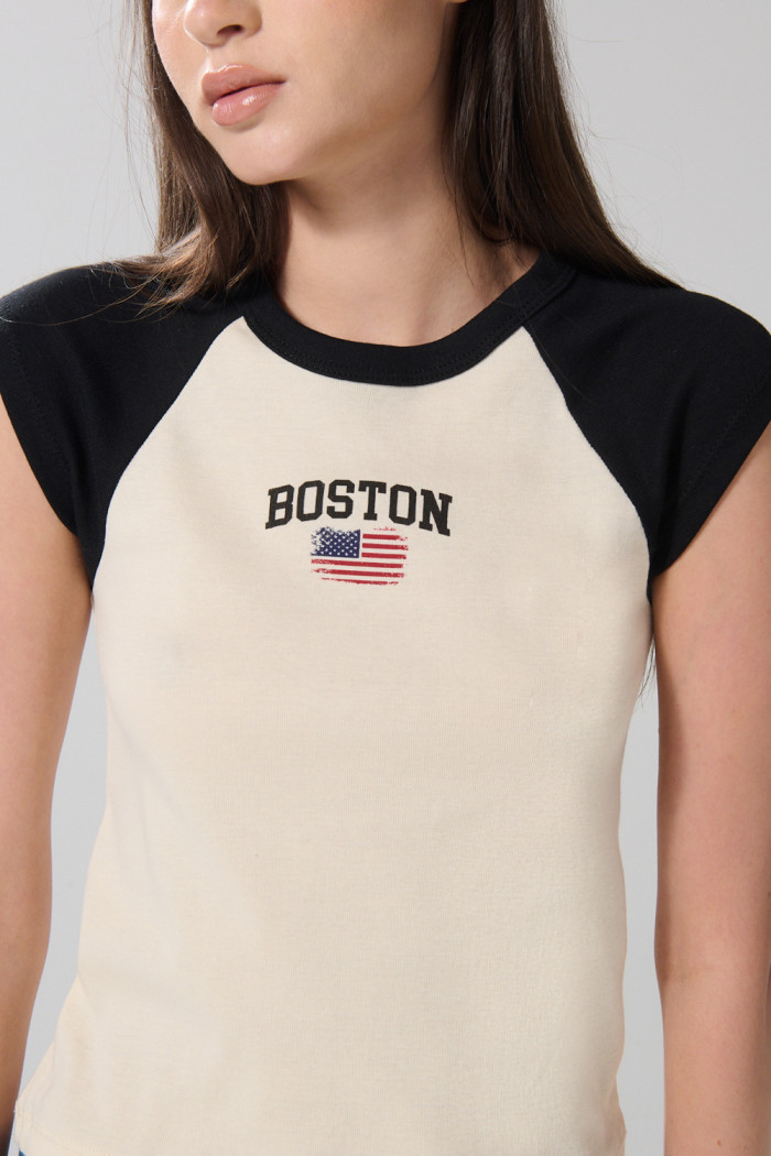 Camiseta crop top kaki college con manga ranglan corta