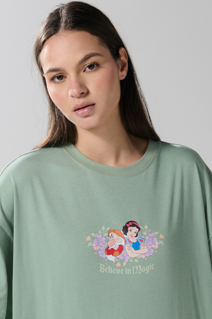 Camiseta oversize verde manga corta de Blanca Nieves