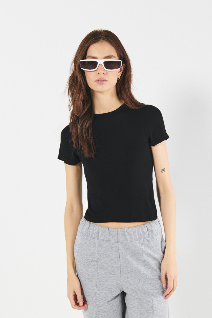 Camiseta unicolor manga corta con doblez en puños