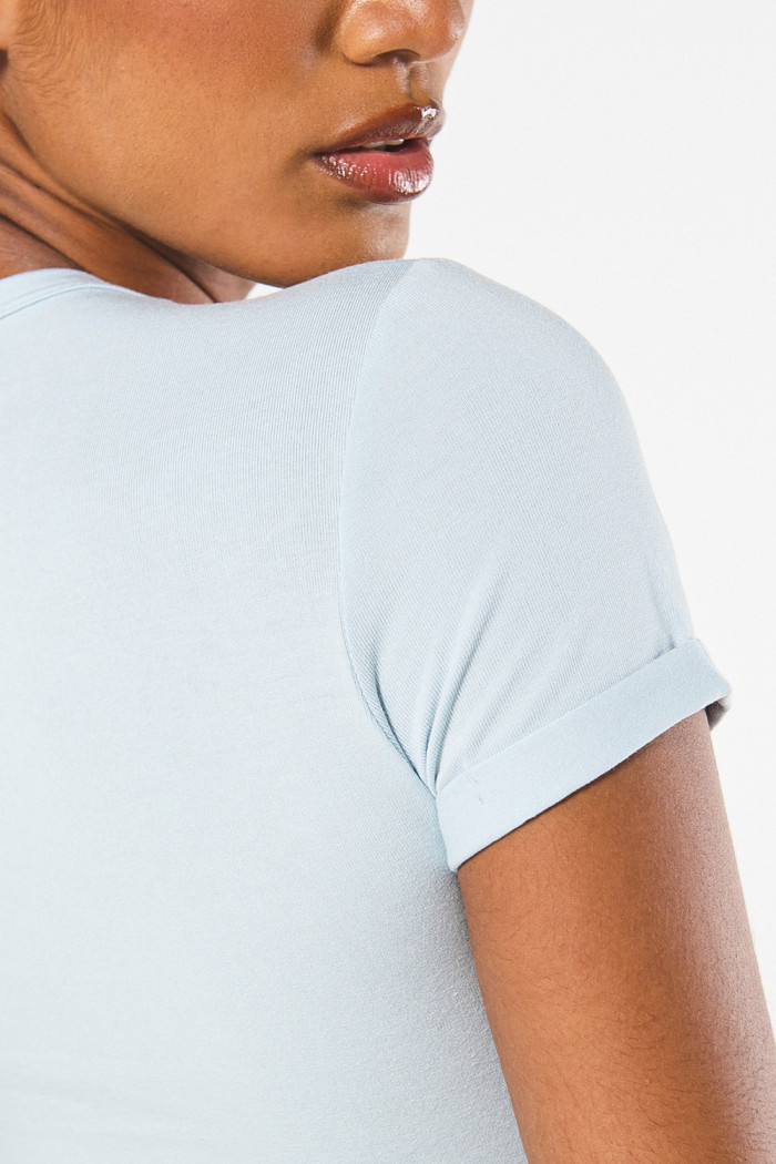 Camiseta unicolor manga corta con doblez en puños