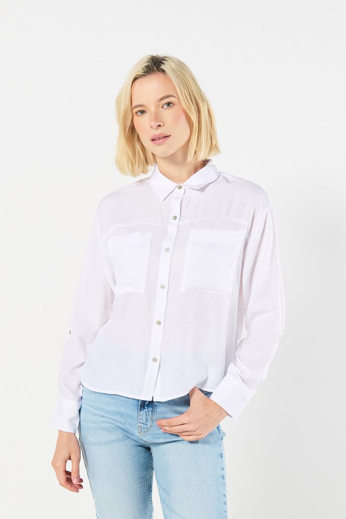 Blusa unicolor con cuello camisero y doble bolsillo en frente